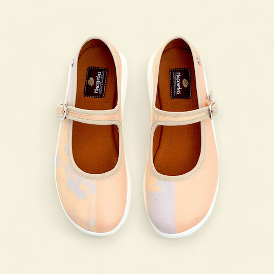 Zapatos de mujer artesanales, ilustrados con historias de Colombia. Color desierto y sol