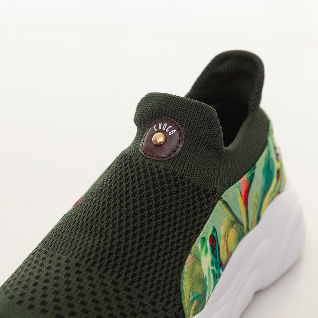 Detalle del logo y tejido de los Tenis Treking Guandal Verde de Macondas, con acabados de alta calidad