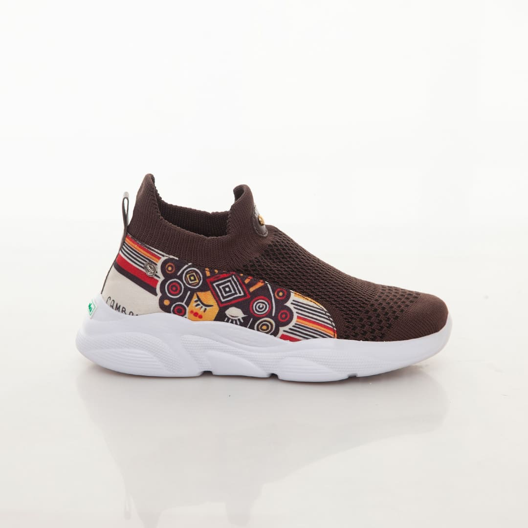 Vista completa de los Tenis Treking Choco Cambambero Café de Macondas, con detalles coloridos y tejido de calidad.