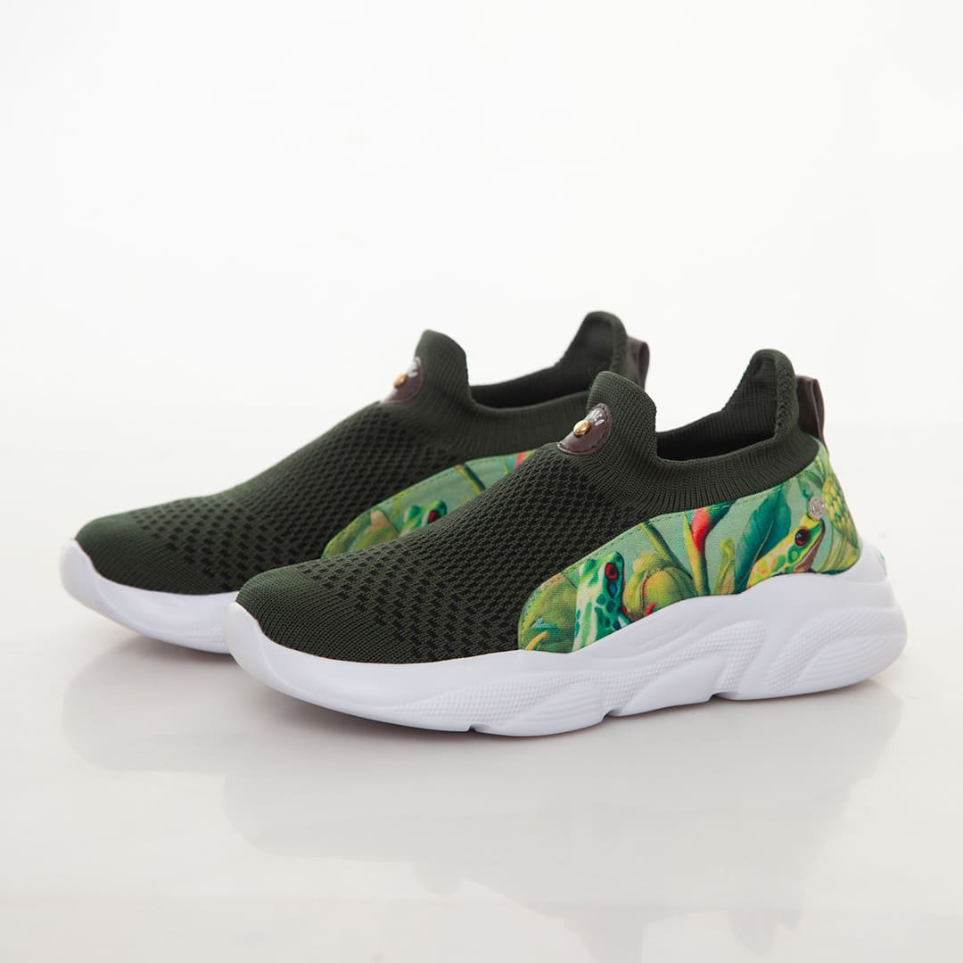 Vista completa de los Tenis Treking Guandal Verde de Macondas, con tejido verde y estampado de ranas coloridas.