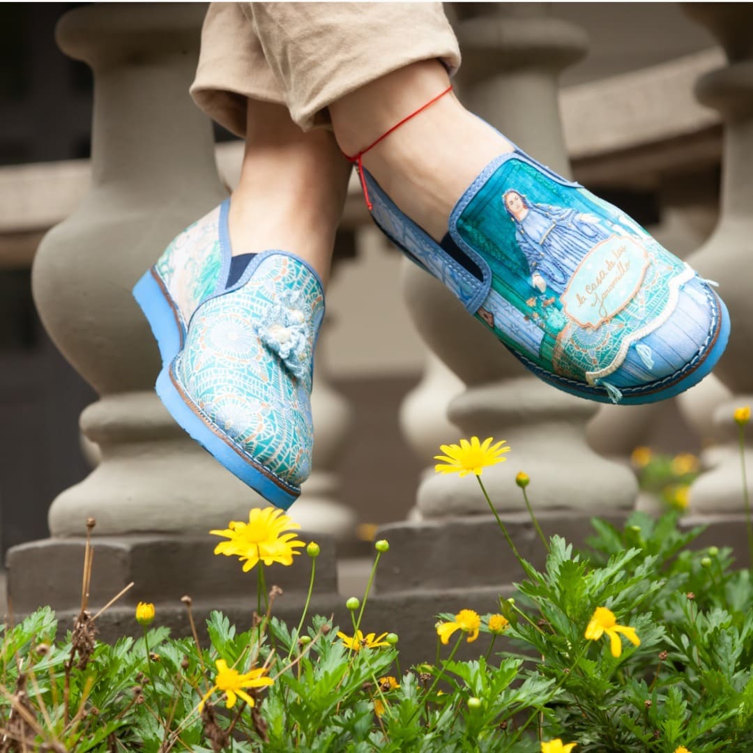 Zapatos de mujer artesanales. Homenaje a las familias colombianas