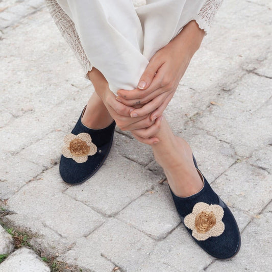 Mules para mujer con apliques  artesanales intercambiables.