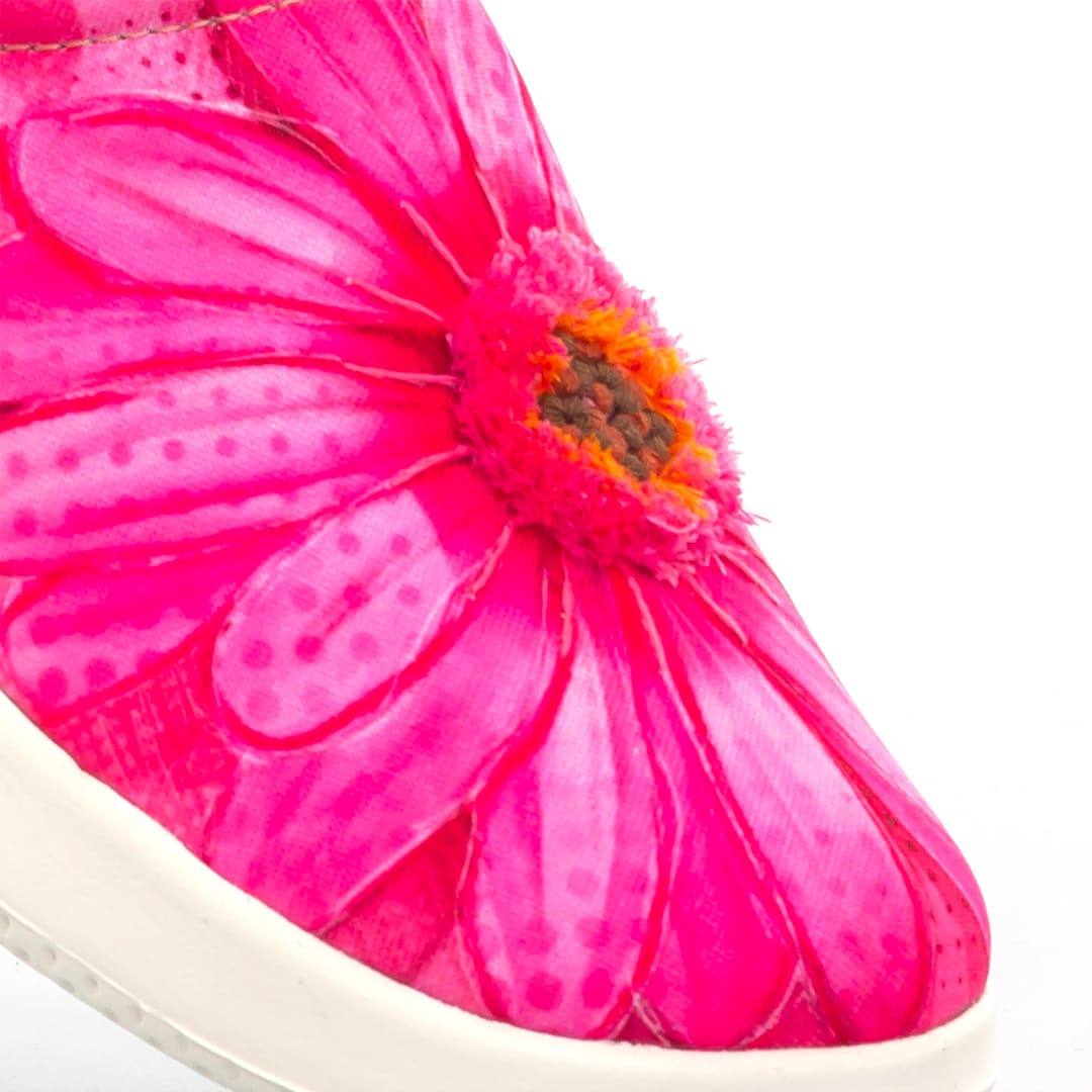 Zapatos bordados a mano por mujeres artesanas