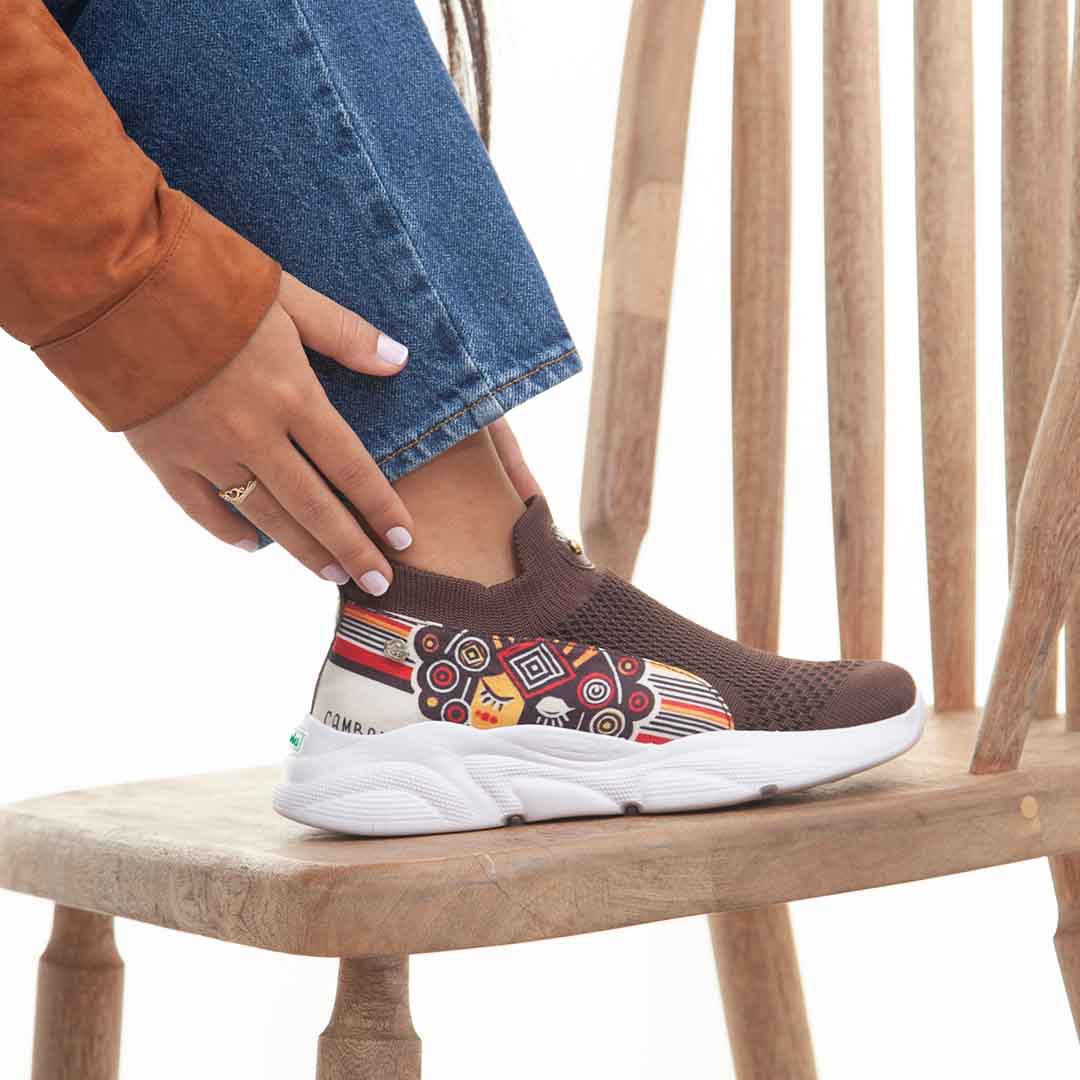 Combinación de los Tenis Treking Choco Cambambero Café con jeans y camisa blanca, diseño versátil y cómodo.