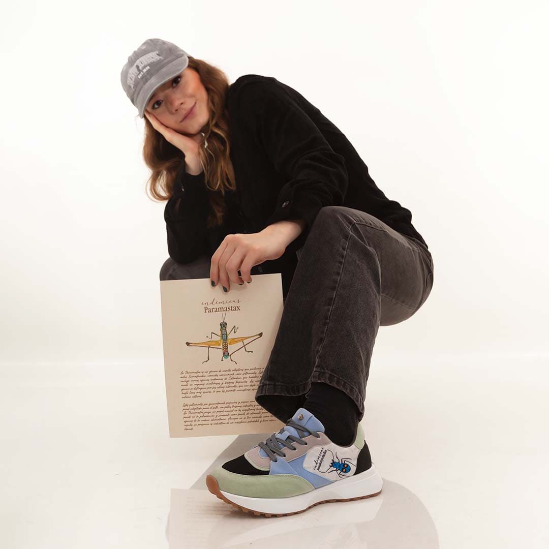 Lleva la biodiversidad en tus pies con sneakers de paramaxtas y seudoxycbelia. Moda consciente y única. ¡Compra ya en Macondas!