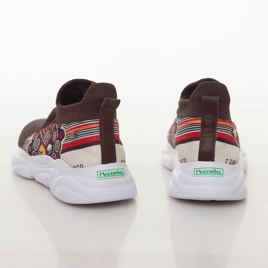 Vista trasera de los Tenis Treking Choco Cambambero Café de Macondas, mostrando el diseño cultural y suela blanca.