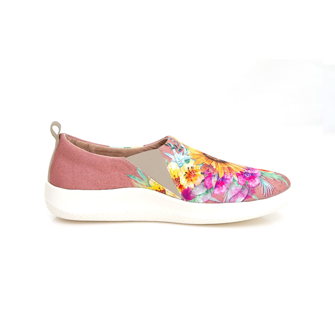 Zapatos para caminatas fabricados en Colombia, apoya talento local. Silletas de flores. Macondas