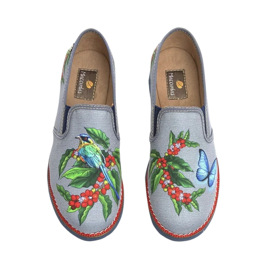 Zapato plano con ilustraciones de café y mariposa azul. Macondas