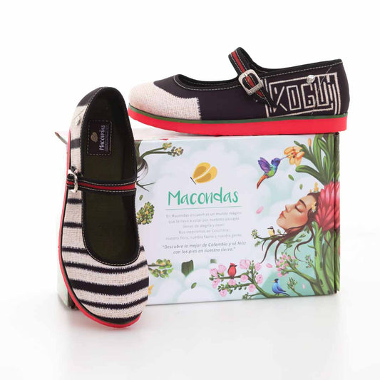 Zapatos tipo Mary Jane con textura única de rayas y colores llamativos, hechos a mano en Medellín, Colombia.