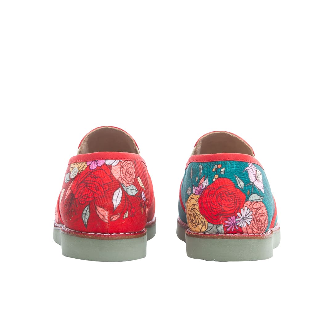Zapatos ilustrados por artistas con rosas colombianas