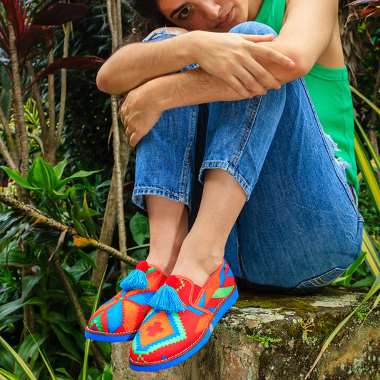 Zapatos tipo mocasín artesanales, muy cómodos. Inspirado en los tejidos de la comunidad Wayuú