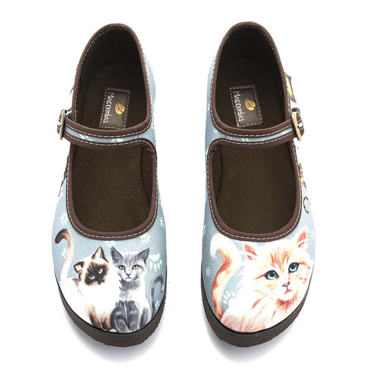 Zapatos tipo mary jane con ilustraciones de gatos. Macondas