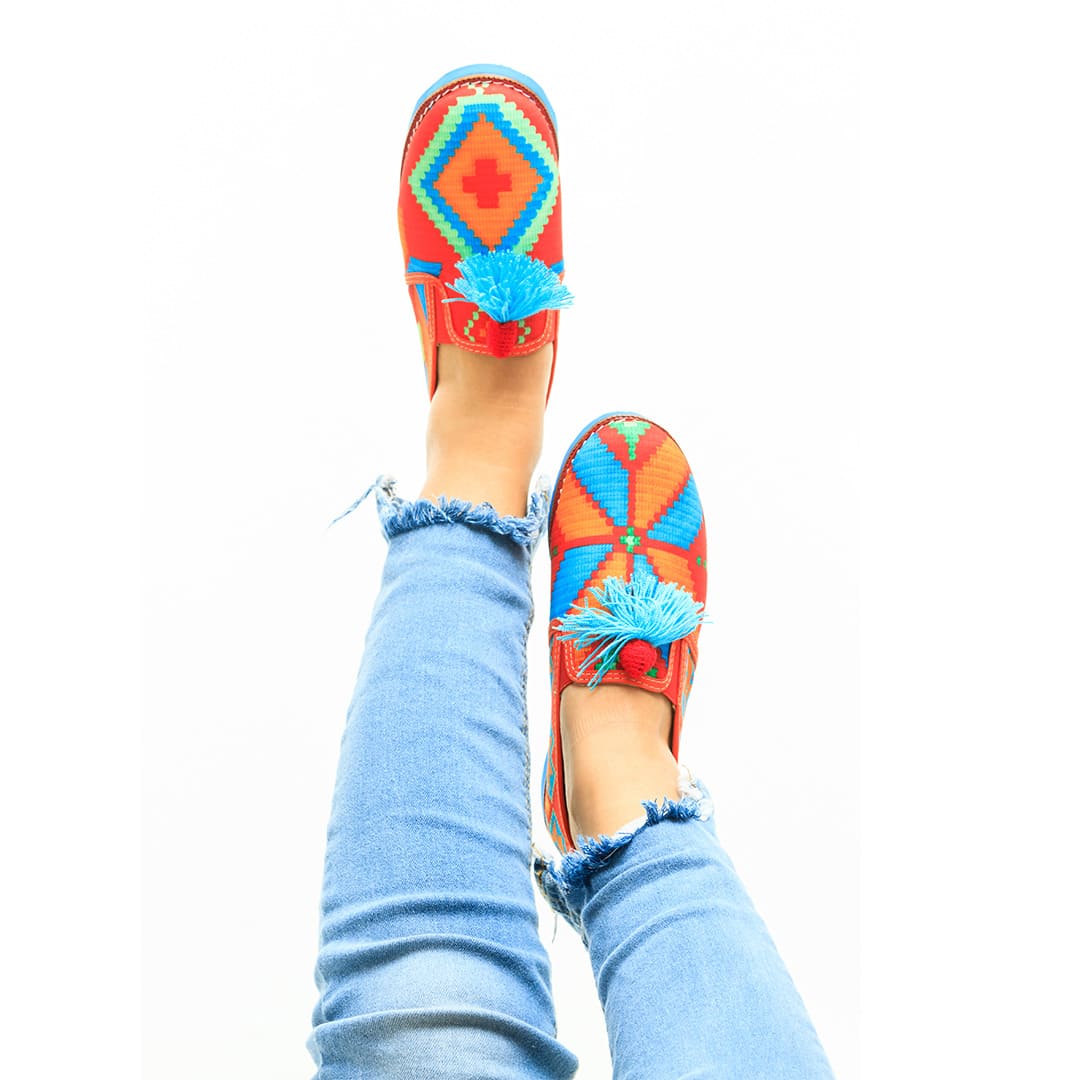 Zapato plano de alto confort con artesanías. Macondas