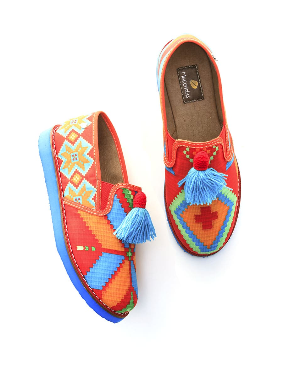Zapatos planos con artesanías indígenas, hecho en Colombia. Macondas
