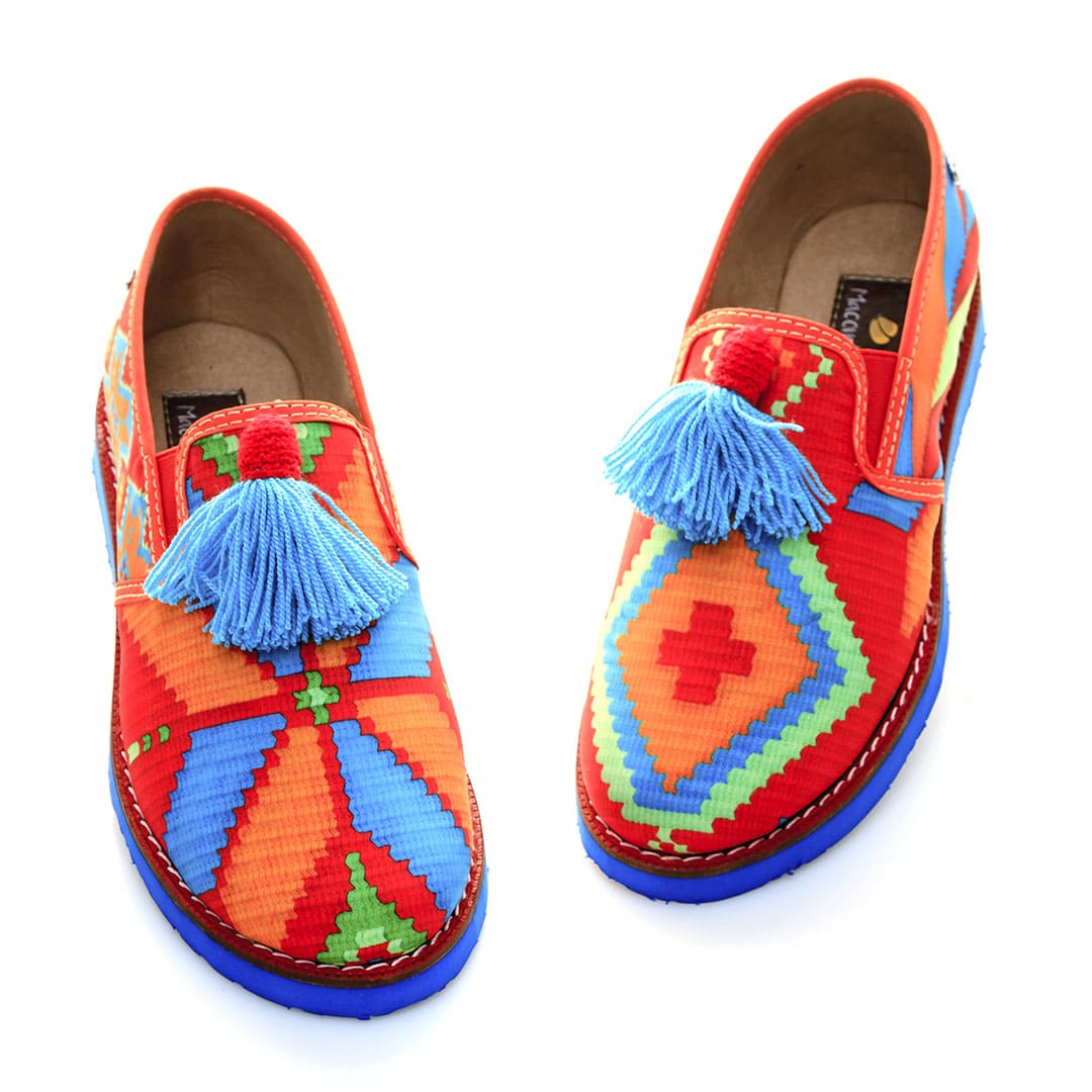 Zapatos planos hechos en Medellín con artesanías. Macondas