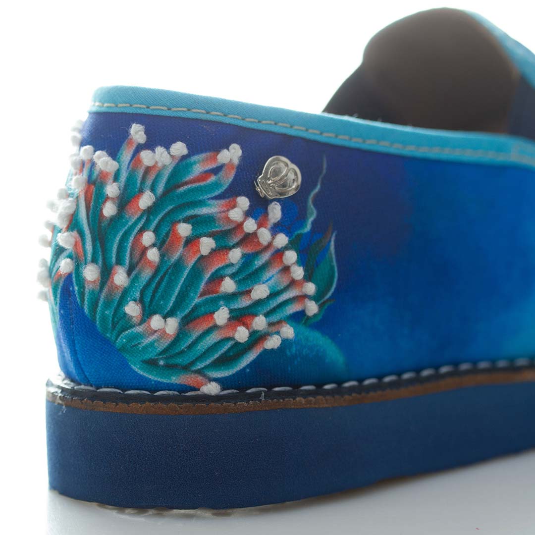 Mocasines en lona con ilustraciones de anemonas. Macondas