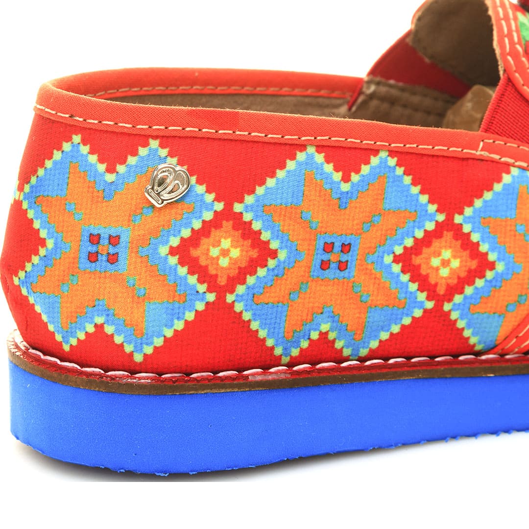Mocasín con artesanías, diseñado por artistas. Macondas