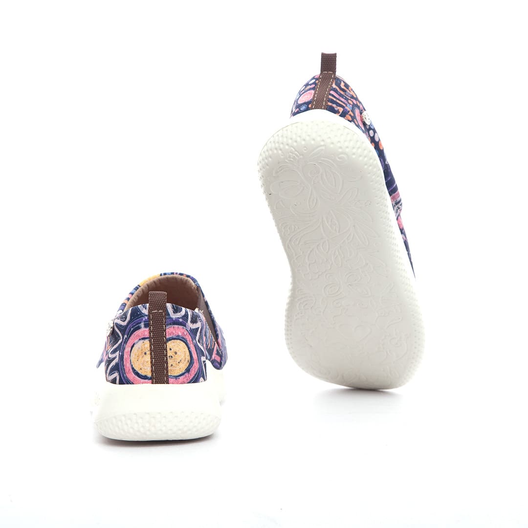 Zapatos tipo deportivo muy cómodos. fuerza de mujer indigena. Macondas