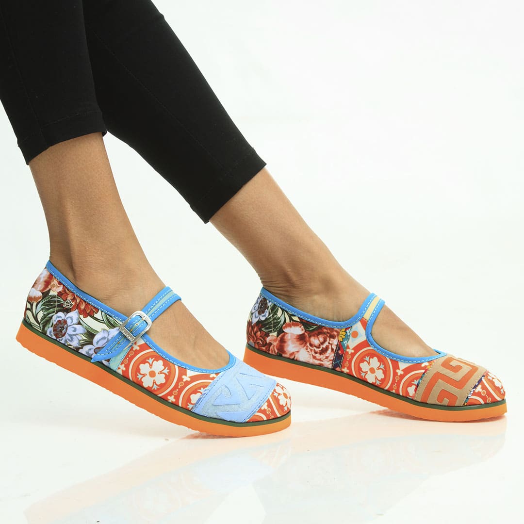 Zapatos con correa  artesanales, ilustrados con historias de Colombia.  Mujeres indigeneas Kuna