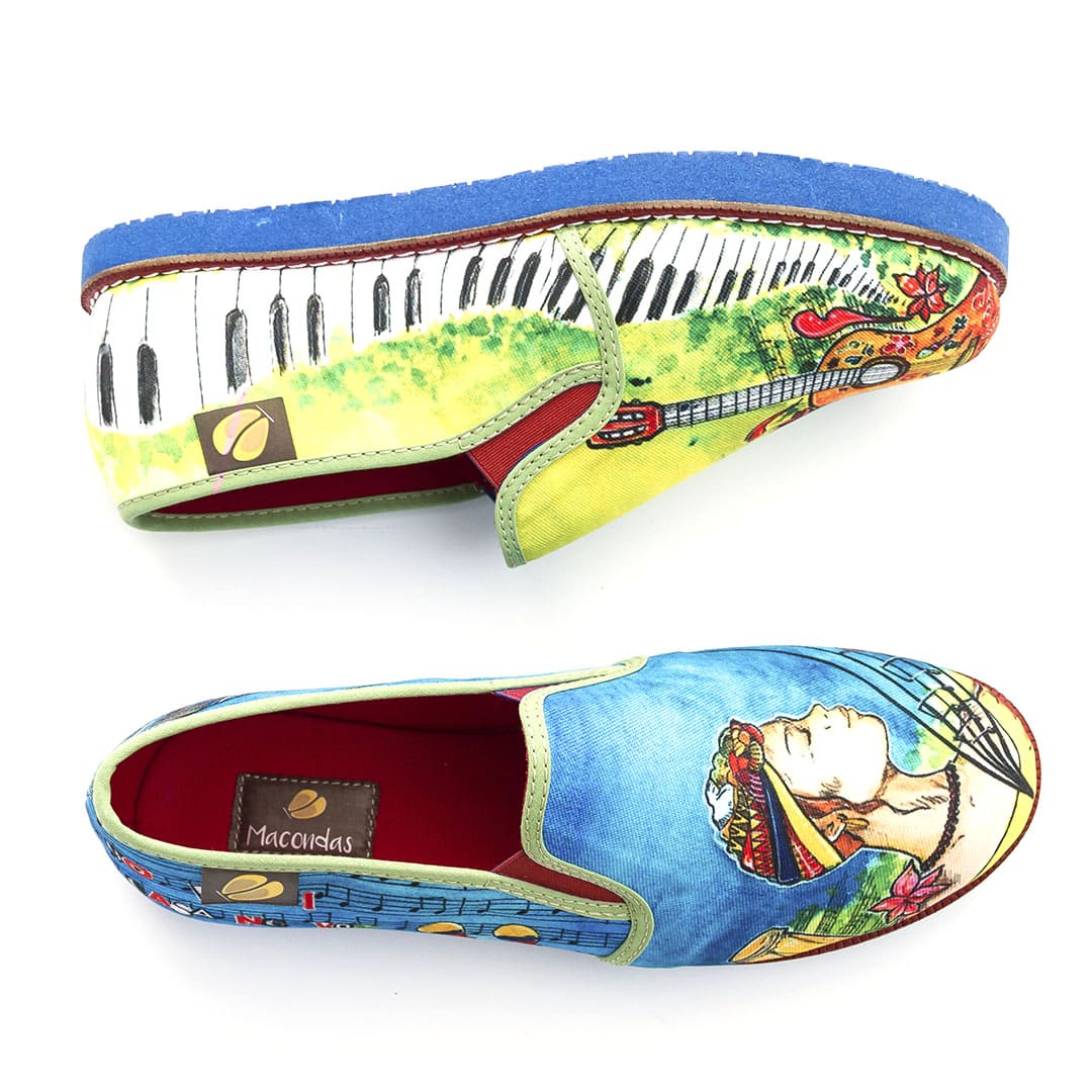 Mocasín en lona con ilustraciones de instrumentos musicales. Macondas