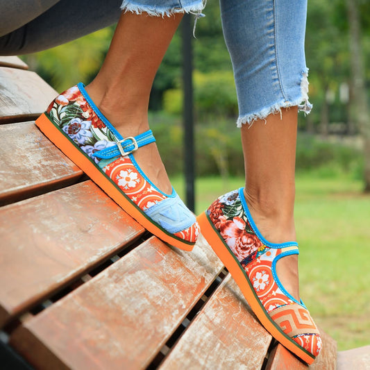 Zapatos artesanales con molas tejidas por mujeres indigenas