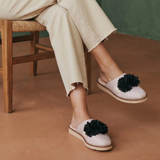 Modelo usando mules Macondas
