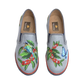 Zapato plano con ilustraciones de café y mariposa azul. Macondas