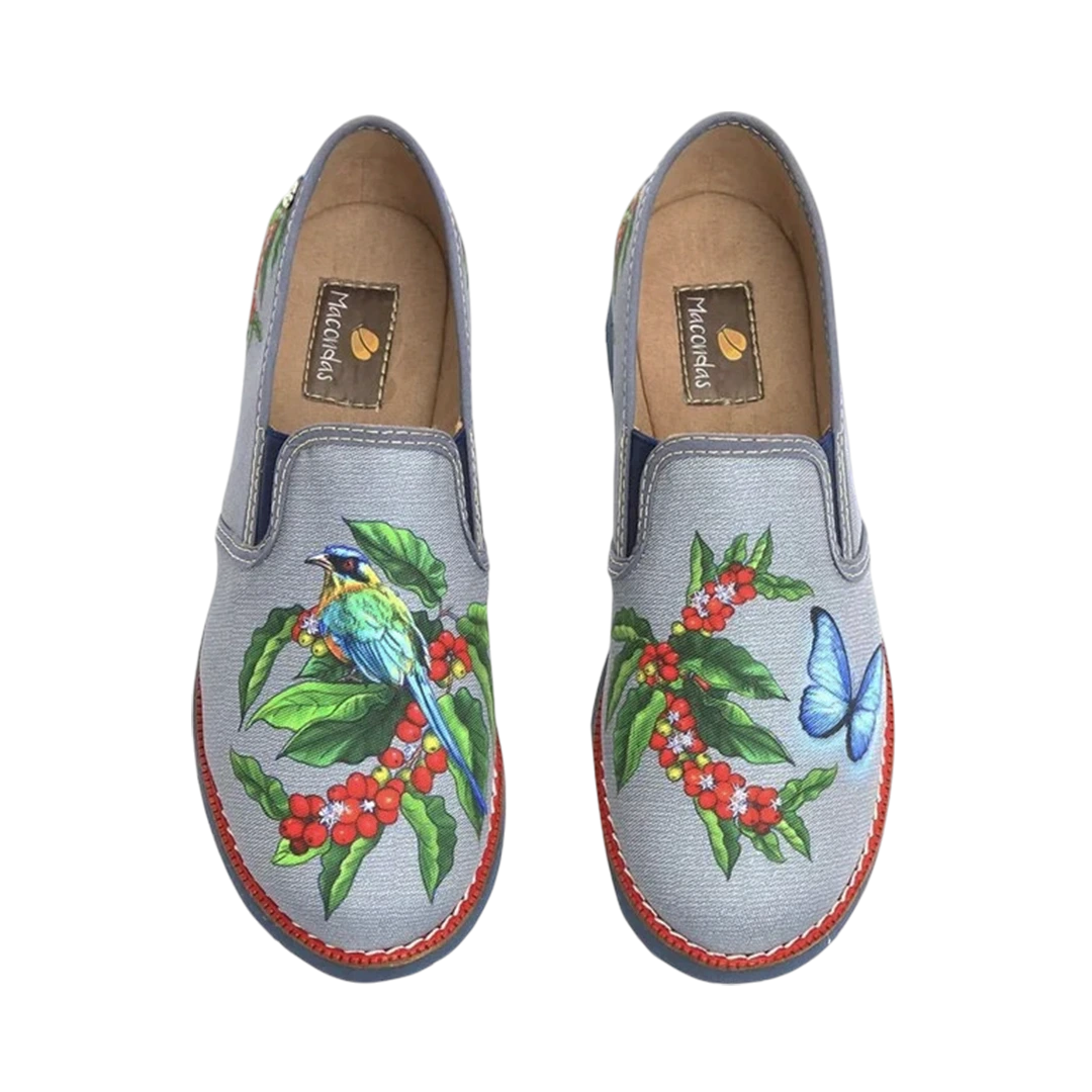 Zapato plano con ilustraciones de café y mariposa azul. Macondas
