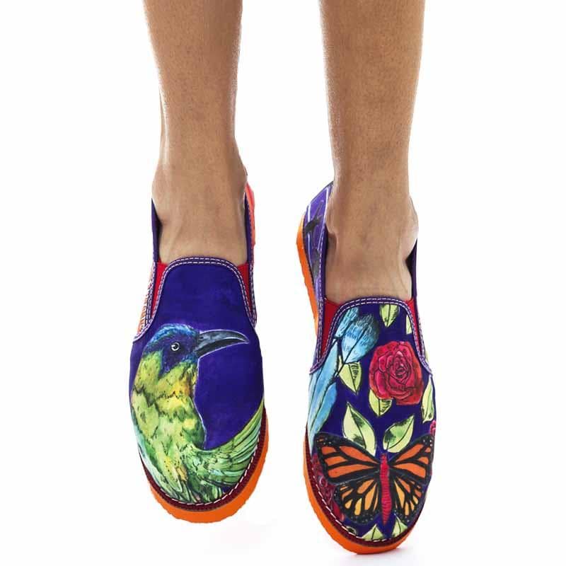 Mocasín con ilustraciones de mariposa y pájaro barranquero, hecho en medellín.