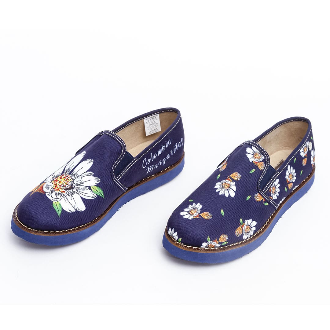 Zapato plano azul, con ilustraciones de margaritas, diseñado por artistas. Macondas