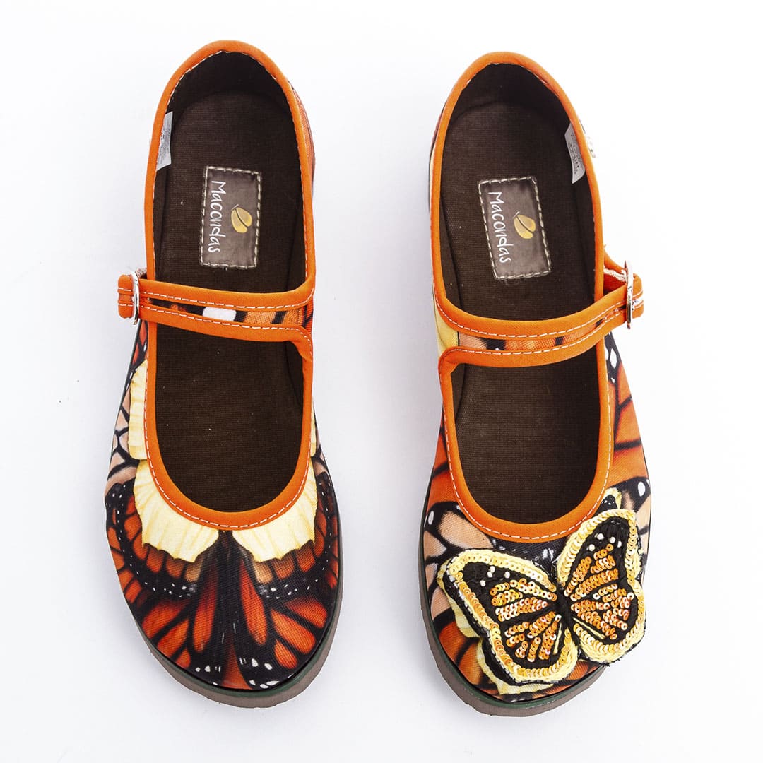 Zapato plano con ilustraciones de mariposa monarca. Macondas