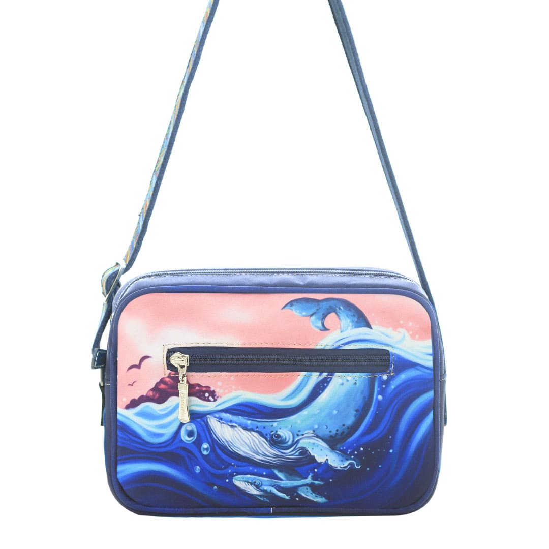 Bolso manos libres con ilustraciones de la ballena jorobada. Macondas