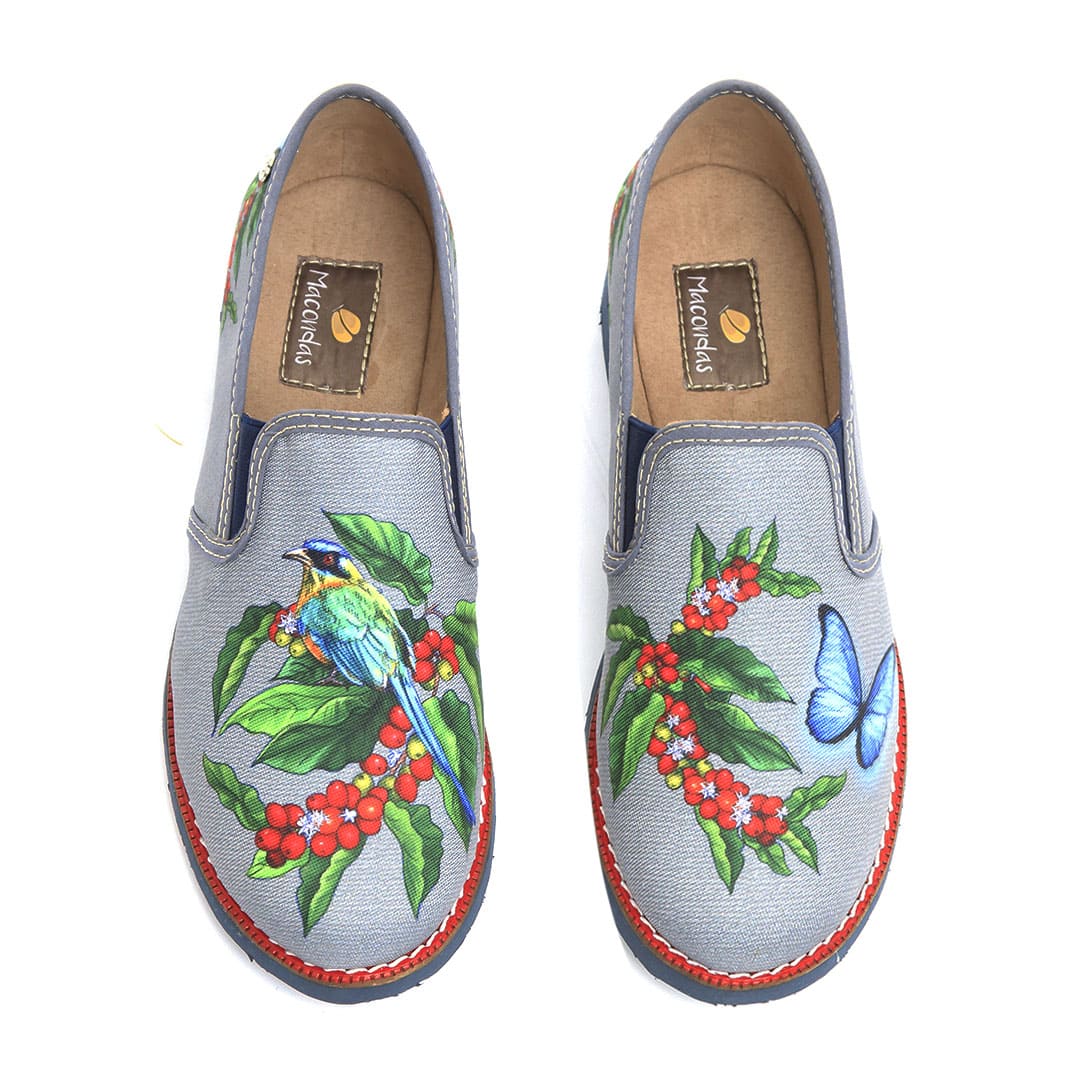 Zapato plano con ilustraciones de café y mariposa azul. Macondas