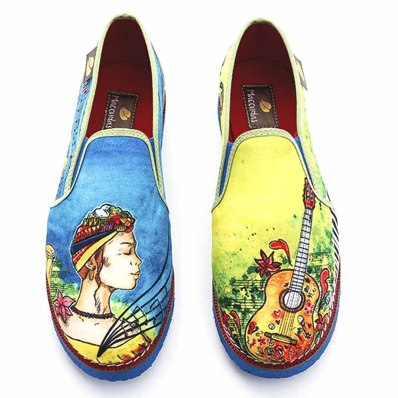 Zapato plano con ilustraciones alusivas a la música, inspirado y hecho en Colombia. Macondas