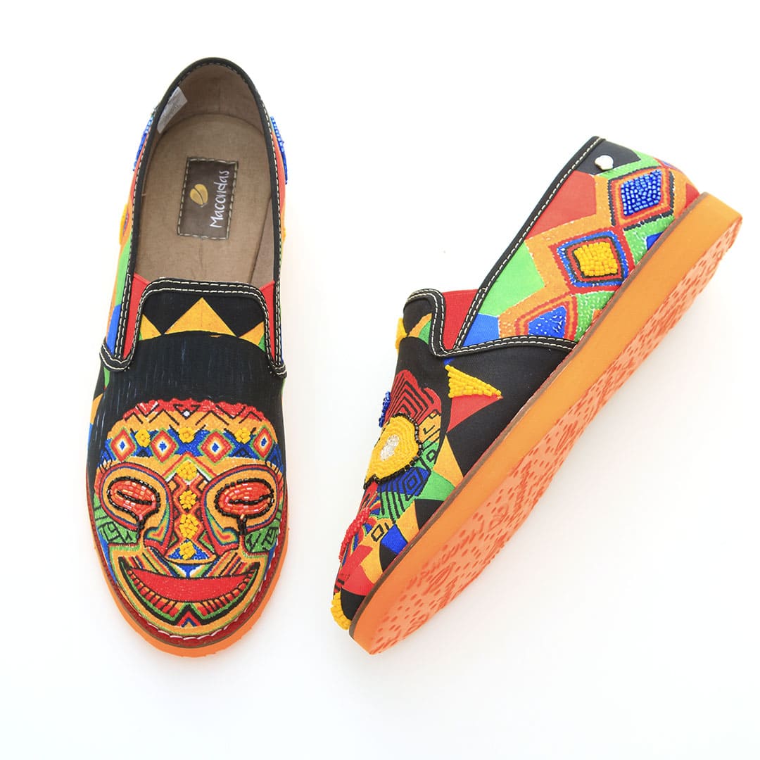 Mocasines diseñados por artistas y hechos por artesanos. Macondas